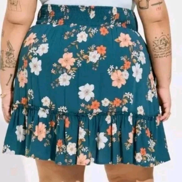 Torrid Mini Challis Smocked Waist Ruffle Edge Skirt Size 3X NEW - Picture 4 of 13